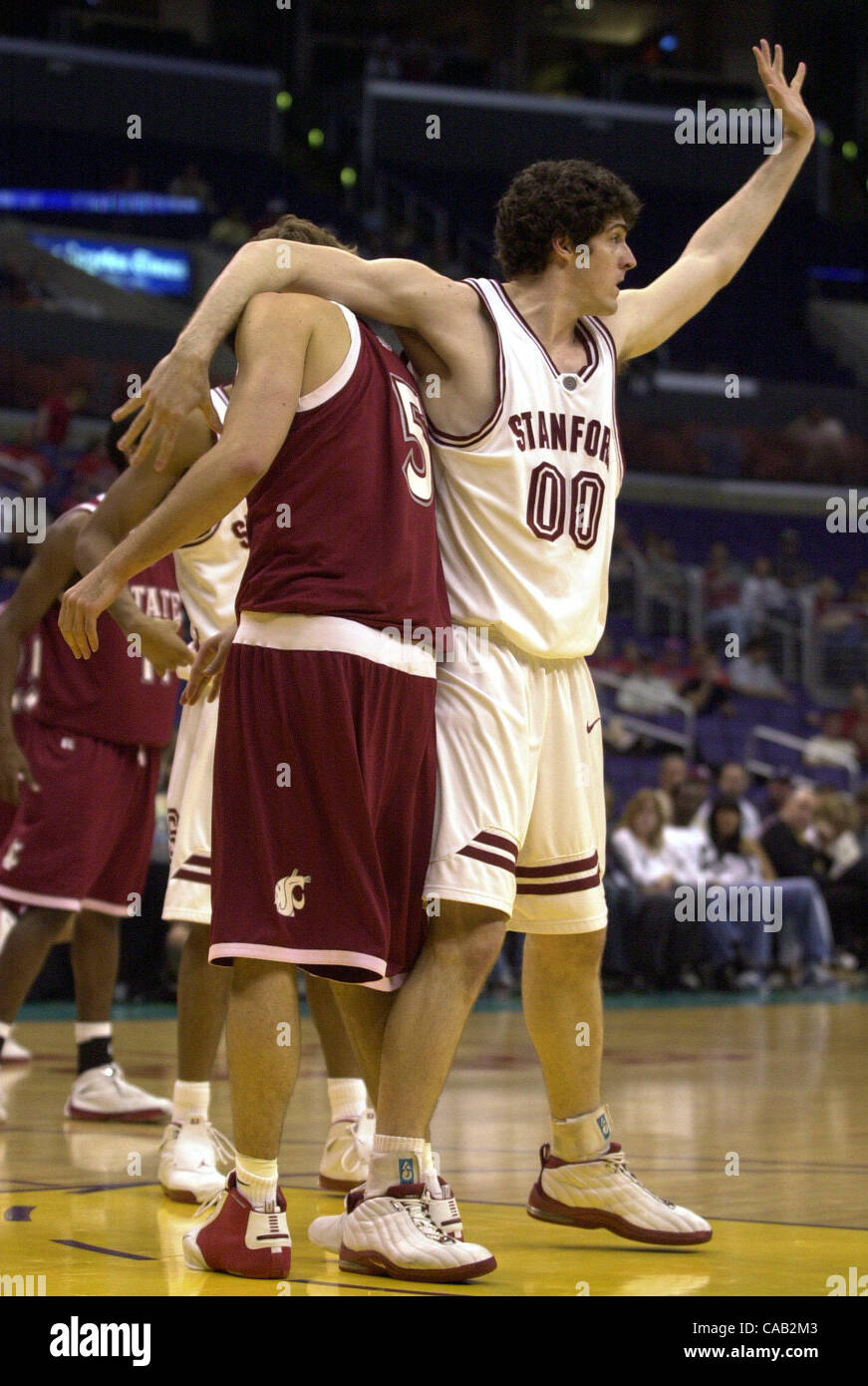 Erste Samen Stanford hatte keine Probleme beim Umgang mit 8. Samen Washington State in der 1. Runde der Pac-10-Turnier im Staples Center in Los Angeles, Kalifornien. Der Kardinal gewann 68 47. (Contra Costa Times / Karl Mondon/11, März 2004) Stockfoto