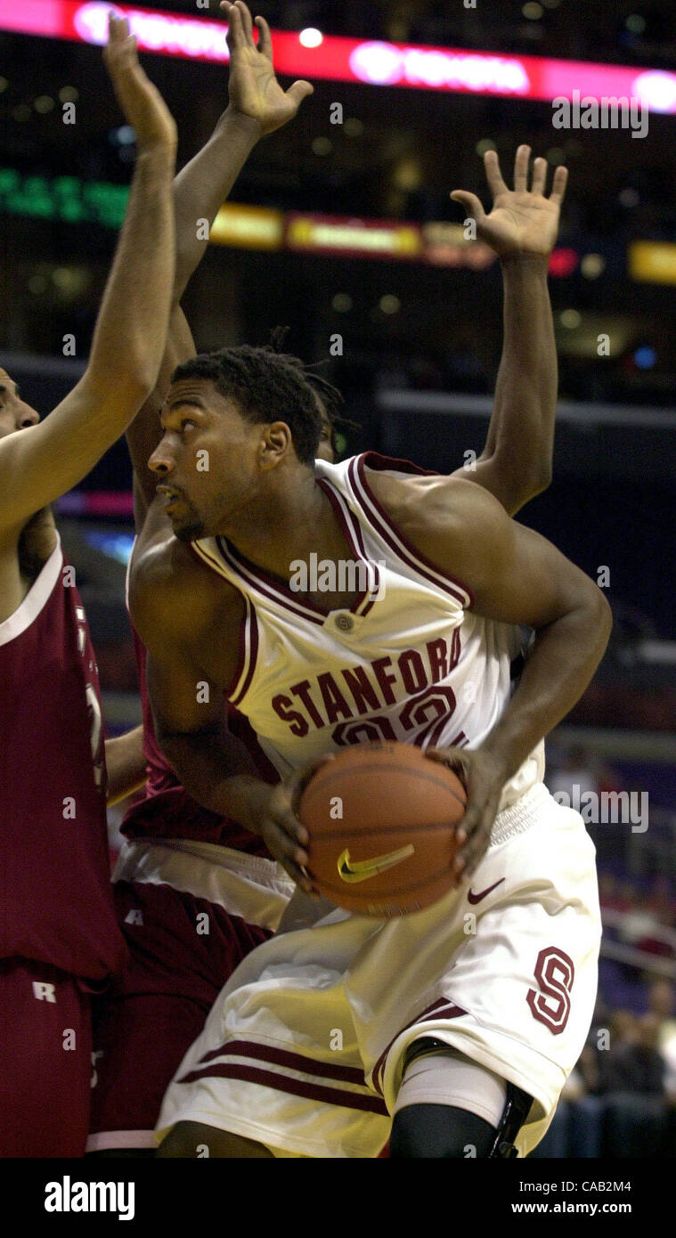Erste Samen Stanford hatte keine Probleme beim Umgang mit 8. Samen Washington State in der 1. Runde der Pac-10-Turnier im Staples Center in Los Angeles, Kalifornien. Der Kardinal gewann 68 47. (Contra Costa Times / Karl Mondon/11, März 2004) Stockfoto