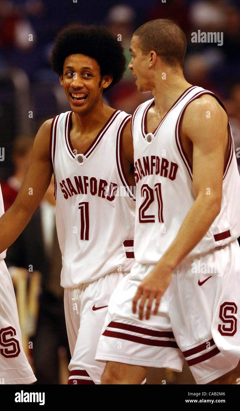 Erste Samen Stanford hatte keine Probleme beim Umgang mit 8. Samen Washington State in der 1. Runde der Pac-10-Turnier im Staples Center in Los Angeles, Kalifornien. Der Kardinal gewann 68 47. (Contra Costa Times / Karl Mondon/11, März 2004) Stockfoto