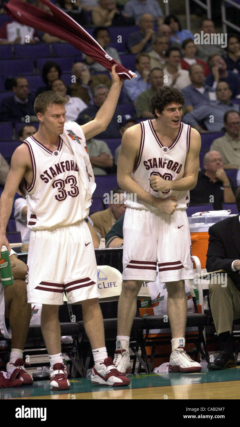 Erste Samen Stanford hatte keine Probleme beim Umgang mit 8. Samen Washington State in der 1. Runde der Pac-10-Turnier im Staples Center in Los Angeles, Kalifornien. Der Kardinal gewann 68 47. (Contra Costa Times / Karl Mondon/11, März 2004) Stockfoto