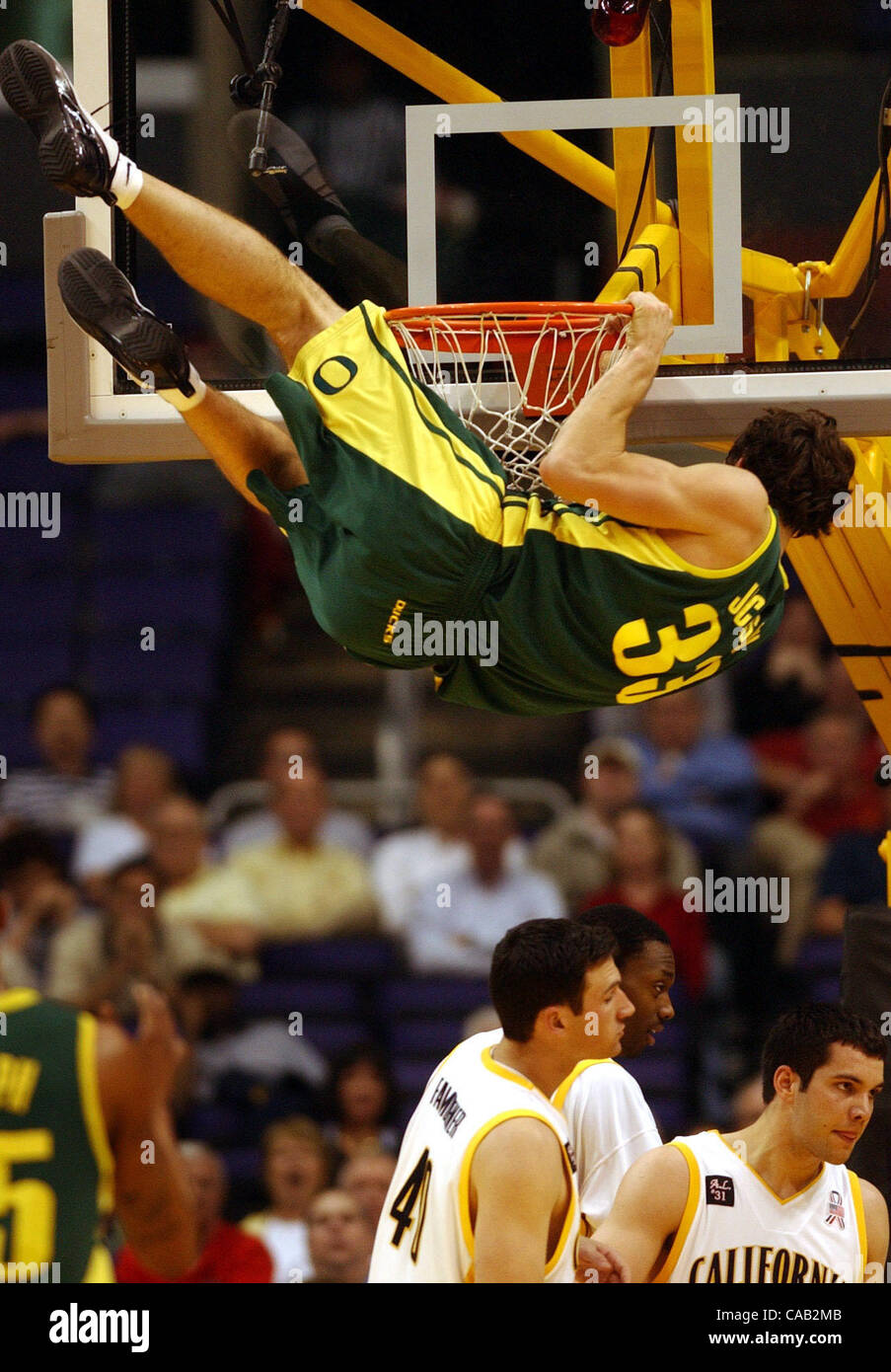 # 5 Oregon Ducks ausgeschlagen Californica Golden Bears 87 / 82 in der 1. Runde des Turniers Pac-10 im Staples Center in Los Angeles, CA. (Contra Costa Times / Karl Mondon/11, März 2004) Stockfoto