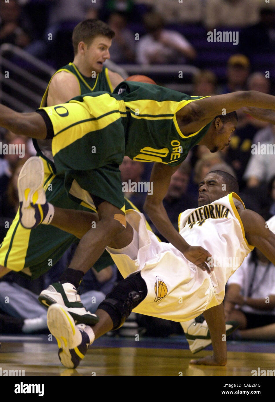 # 5 Oregon Ducks ausgeschlagen Californica Golden Bears 87 / 82 in der 1. Runde des Turniers Pac-10 im Staples Center in Los Angeles, CA. (Contra Costa Times / Karl Mondon/11, März 2004) Stockfoto