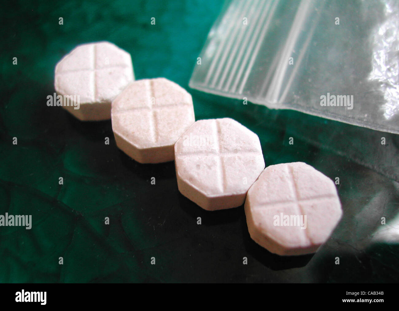 9. April 2004; Los Angeles, Kalifornien, USA; MDMA (Methylendioxymethamphetamin 3-4) ist eine synthetische, psychoaktive Droge, die chemisch ähnlich wie die Stimulans Methamphetamin und Halluzinogen Meskalin. Straßennamen für MDMA enthalten, Ekstase, Adam, XTC, Umarmung, Bohnen und Liebe Droge. Im Jahr 2002 eine geschätzte 676,00 Stockfoto