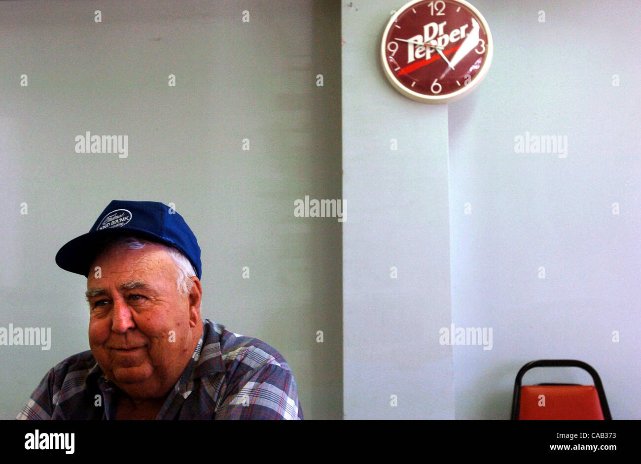 Gene Jones hat eine Tasse Kaffee in einem örtlichen Supermarkt Freitag, 16. April 2004 in Eldorado, Texas. Die kleine Stadt von 2.000 Einwohnern liegt in der Mitte einen Feuersturm als Mitglieder von der fundamentalistischen Kirche Jesu Christi der Latter Day Saints Plan, in die Stadt zu bewegen. Bürger nur aufmerksam geworden, die Stockfoto