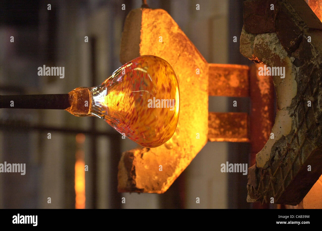 (Veröffentlicht 04.12.2003, NI-1; UTS1775582) eine Glasschüssel entstehen durch Student Andy Martin wird von einem der Öfen gezogen, nachdem es für die weitere Gestaltung erhitzt wurde.  U/T Foto CHARLIE NEUMAN Stockfoto