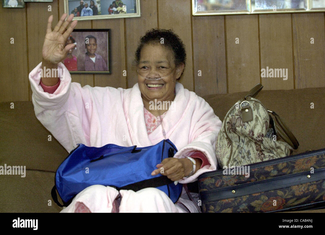 Barbara Jackson ist fast bereit für ihre Reise in Richmond, Kalifornien, am Donnerstag, 15. April 2004.  Jackson ist eine Reise in ihre Heimatstadt in Louisiana durch eine ältere Wish Foundation erhalten. Die Stiftung vergibt Wünsche bis zu Senioren mit einer Klemme oder chronische Krankheit.  (Contra Costa Times / Eddie Ledesma) Stockfoto