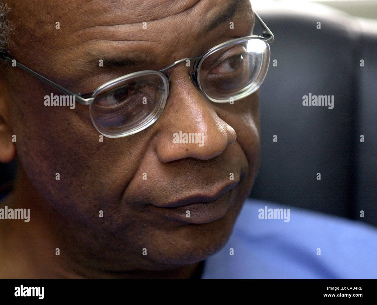 Arzt Robert Scott spricht über das HI-Virus und wie es in Simbabwe auf Mittwoch, 21. April 2004 in Oakland, Kalifornien verbreitet ist  Scott hat nach Simbabwe zur Eindämmung der Ausbreitung AIDS-Krise unterwegs gewesen. (Contra Costa Times / Gregory Urquiaga) Stockfoto