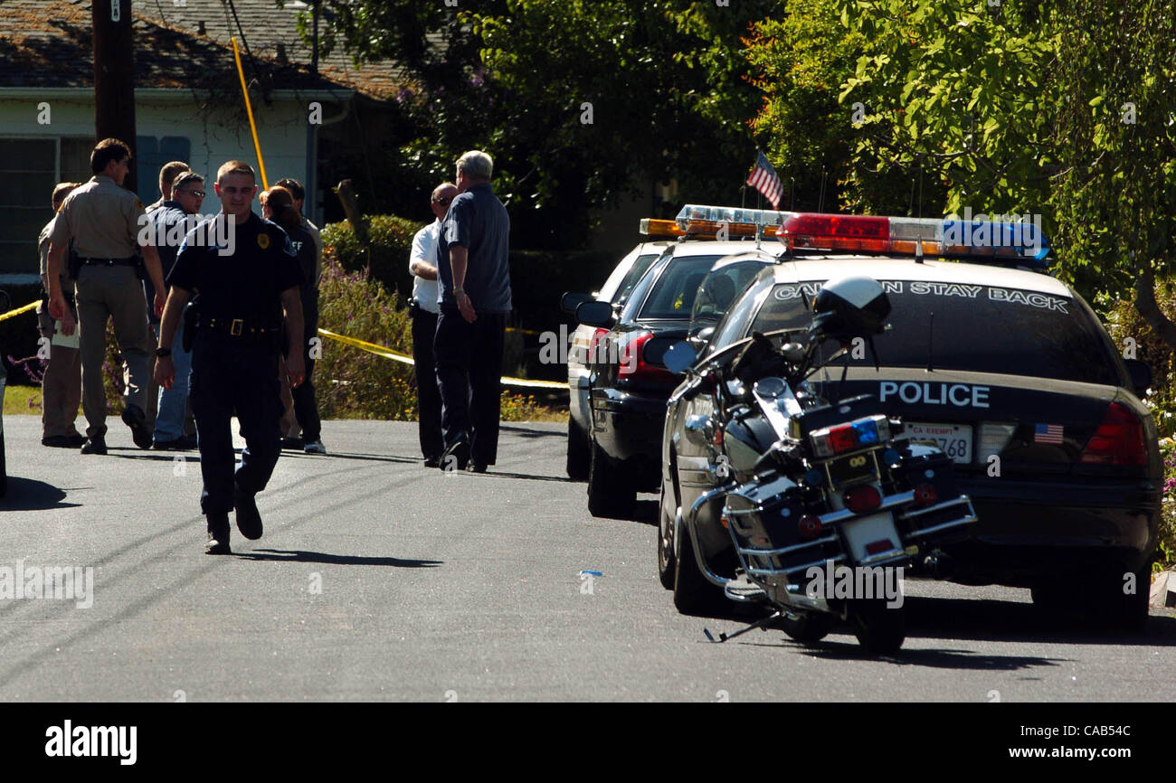 Ermittler sammeln außerhalb einer Elmwood Heimfahrt in unincorporated Walnut Creek Freitagnachmittag 23. April 2004 nachdem ein Mann von einem Contra Costa County Sheriff stellvertretender angeschossen wurde. (Contra Costa Times / Karl Mondon) Stockfoto