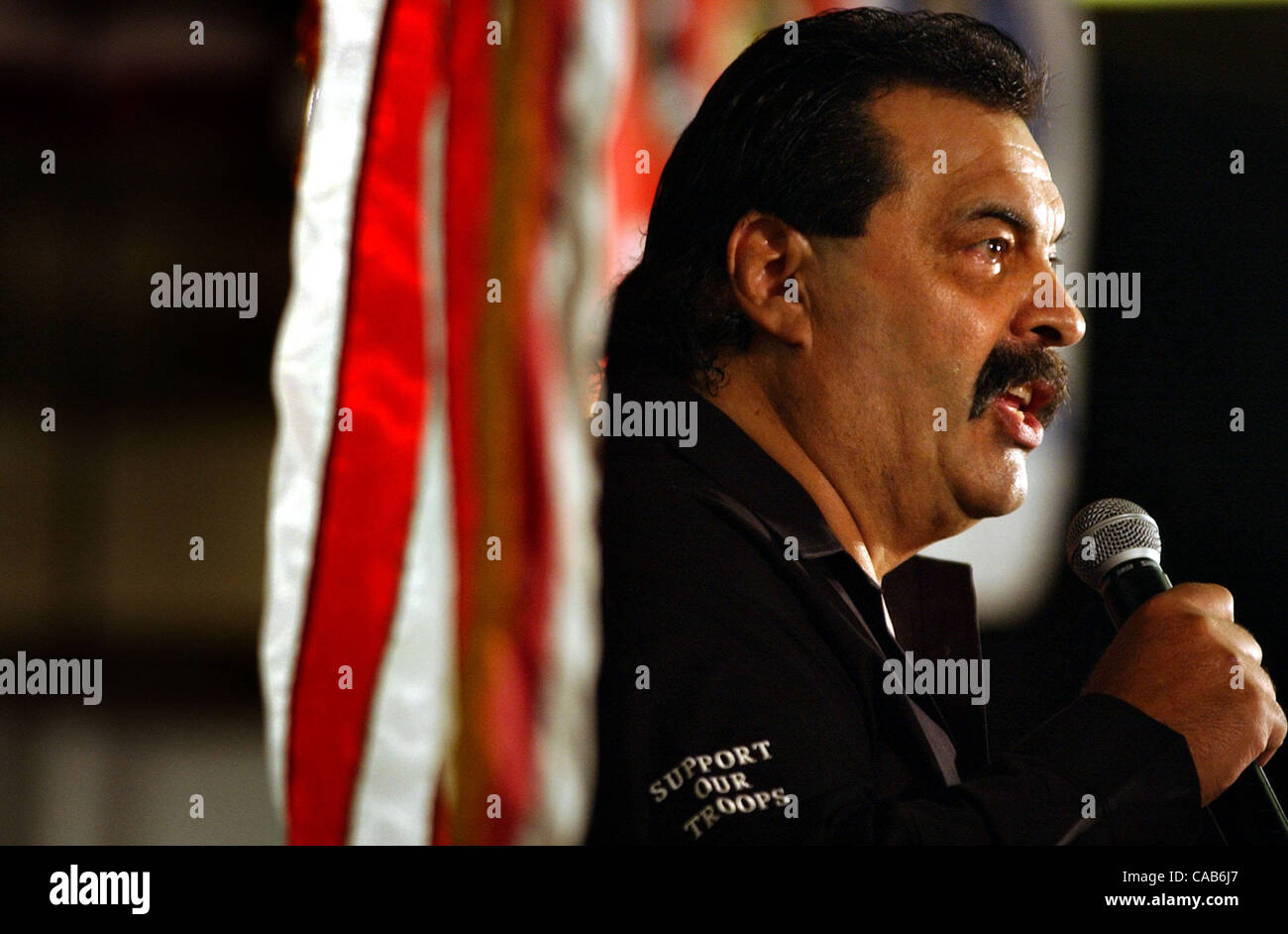 Vietnam-Veteran Rick Bolanos spricht während einer Kundgebung, gesponsert von den Veteranen für Kerry an der VFW Post 9186 Mittwoch, 12. Mai 2004. Bolanos und seine drei Brüder freiwillig, in Vietnam zu kämpfen. Sie alle nach Hause. Es waren nur vier Brüder, in den Konflikt zu dienen. Nicole Fruge/San Ant Stockfoto