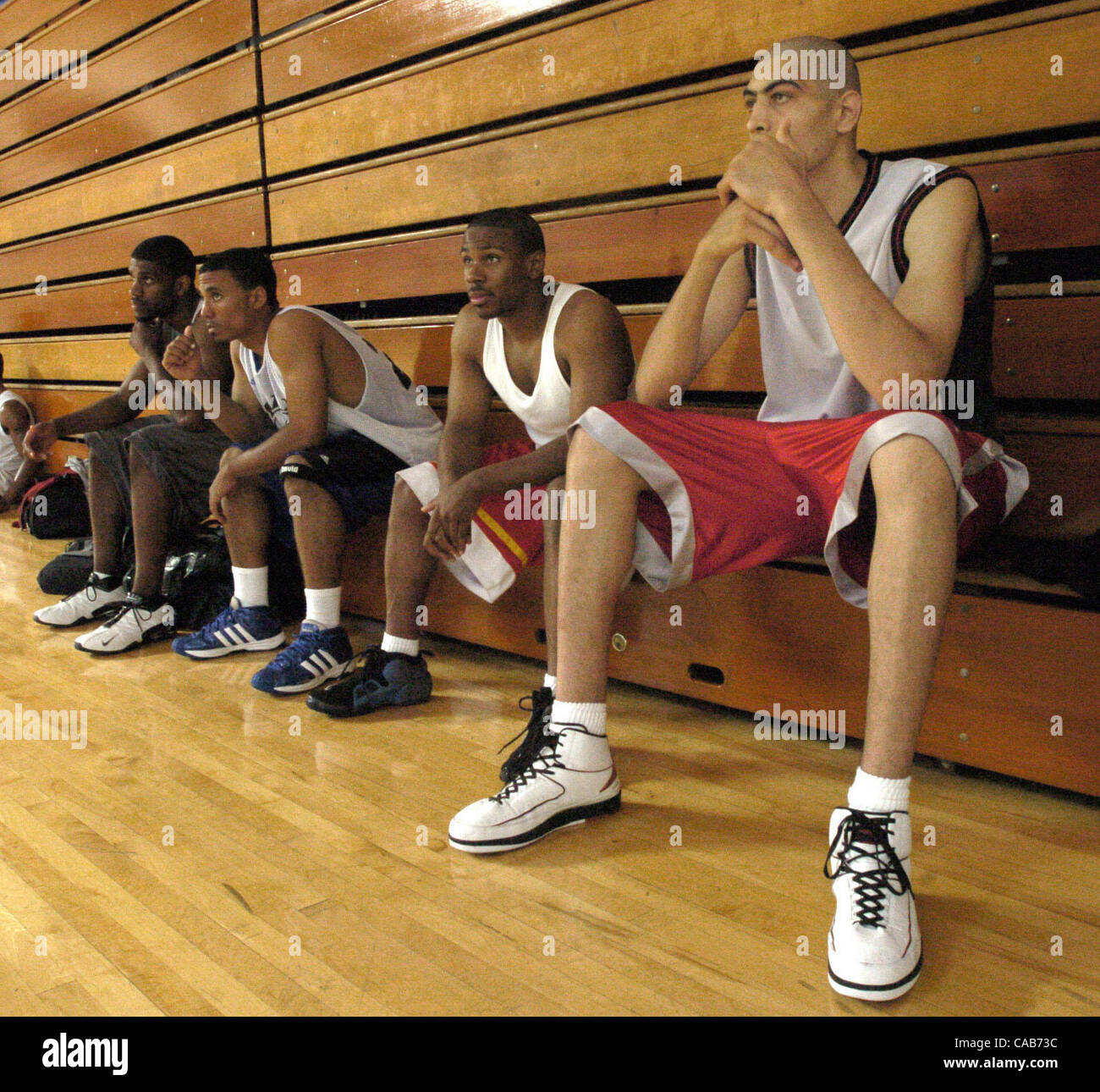Foto von Jaber Rouzbahania ein 7-Fuß-5 Basketball-Spieler aus dem Iran sitzen während der Einnahme einer Pause, da andere Basketball Spieler Taiji in der Turnhalle sitzen neben ihm Insdie der Turnhalle Contra Costa College nach Ausarbeitung in San Pablo Ca. Contra Costa College Mittwochabend 12. Mai 2004, awai Stockfoto
