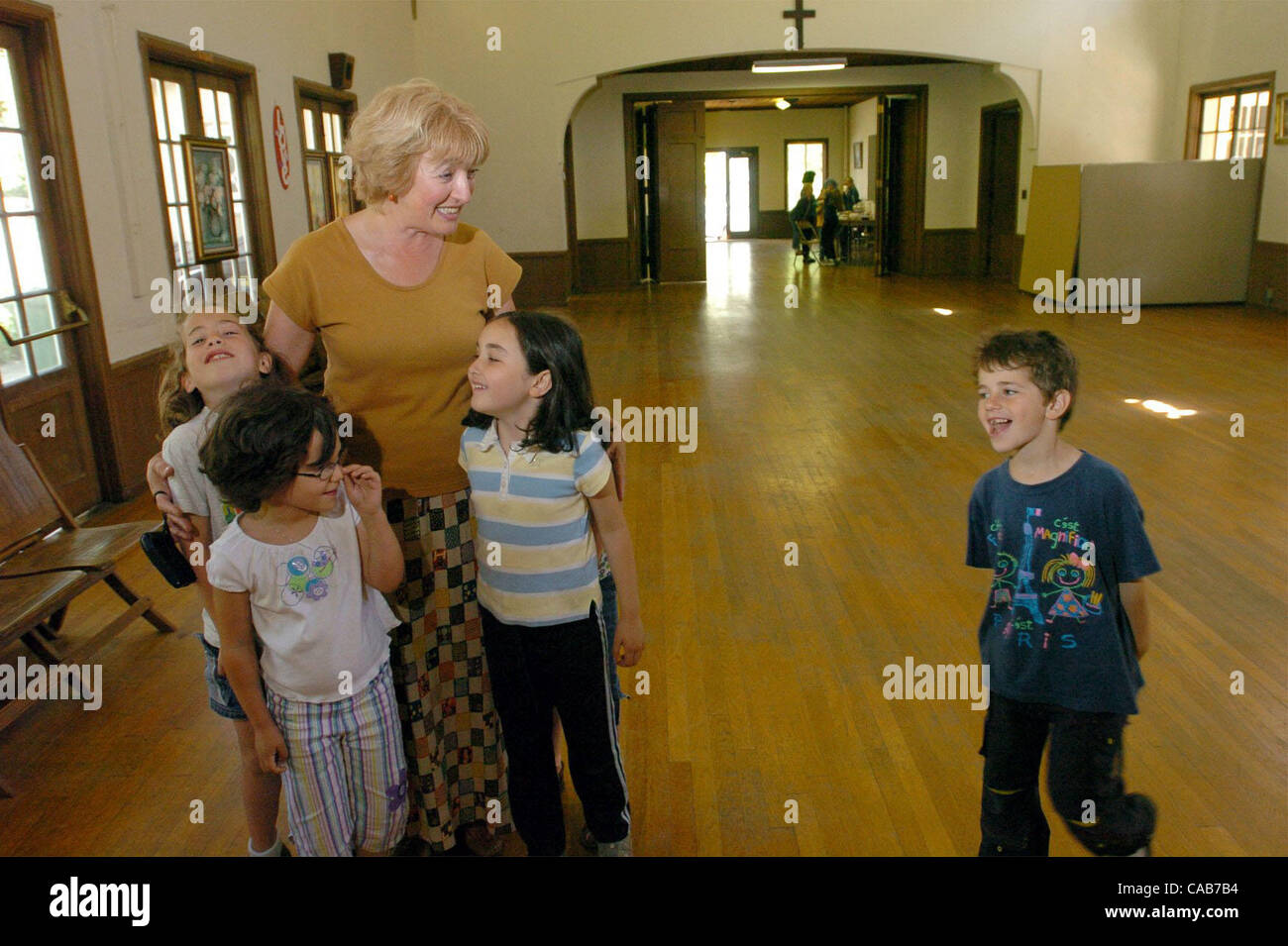 Yelena Glikman (Cq), Schuldirektor, spricht mit den Kindern der Berkeley russischen Schule in Thousand Oaks Baptist Church am Mittwoch, 12. Mai 2004 in Berkeley, Kalifornien.  Die Schule hat eine Festival an diesem Wochenende.  (Contra Costa Times / Gregory Urquiaga) Stockfoto