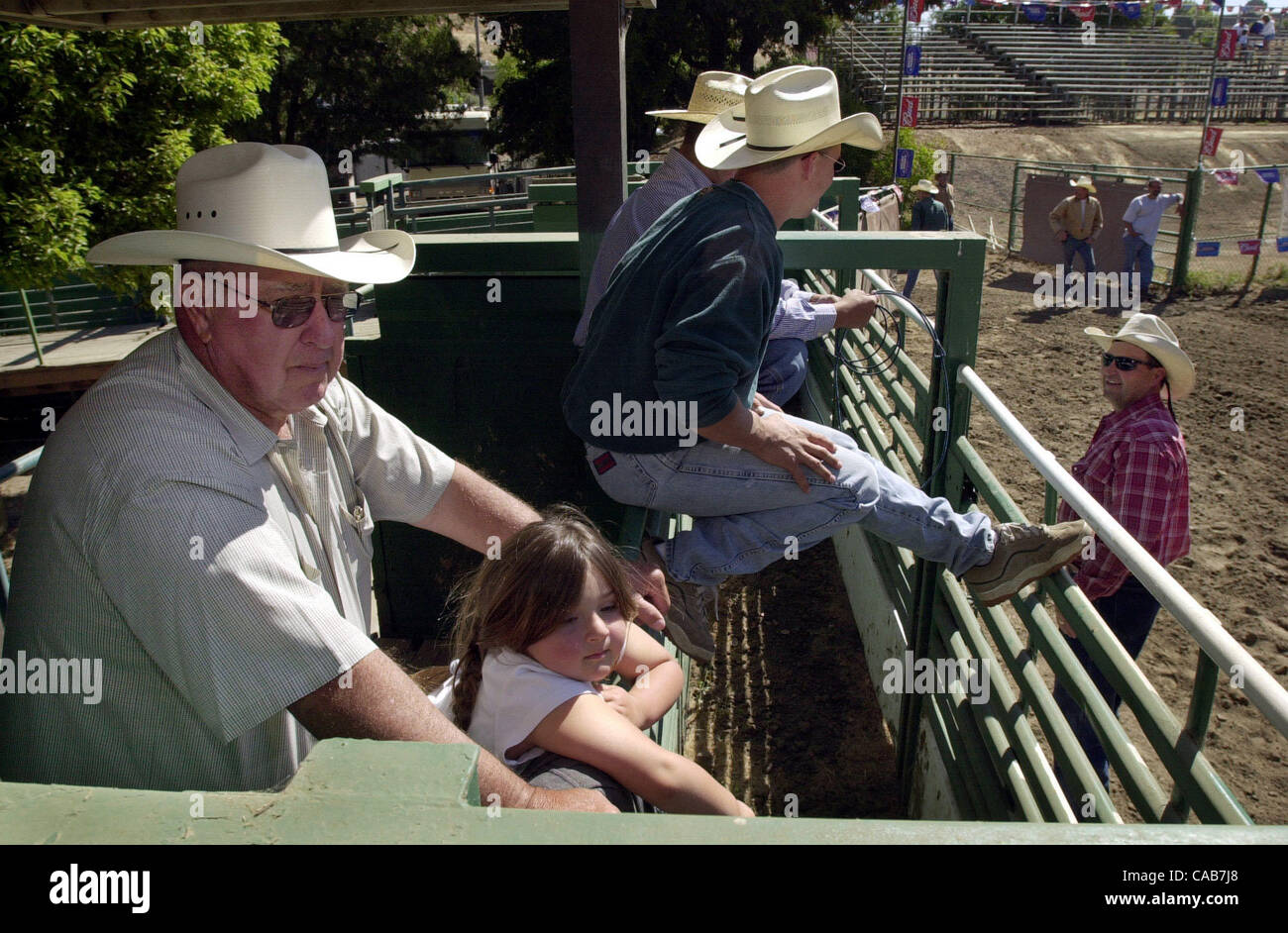 Am Freitag Morgen 14. Mai 2004 Menschen erhielten eine gratis-Eintritt-Vorschau was los sein wird, an diesem Wochenende in der Rowell Ranch Rodeo Arena in Hayward, Kalifornien professionelle Rodeo-Cowboy-Vereins steer wrestling, barrel Racing und Team roping gehören zu den Veranstaltungen an diesem Wochenende zu sehen. (Co) Stockfoto