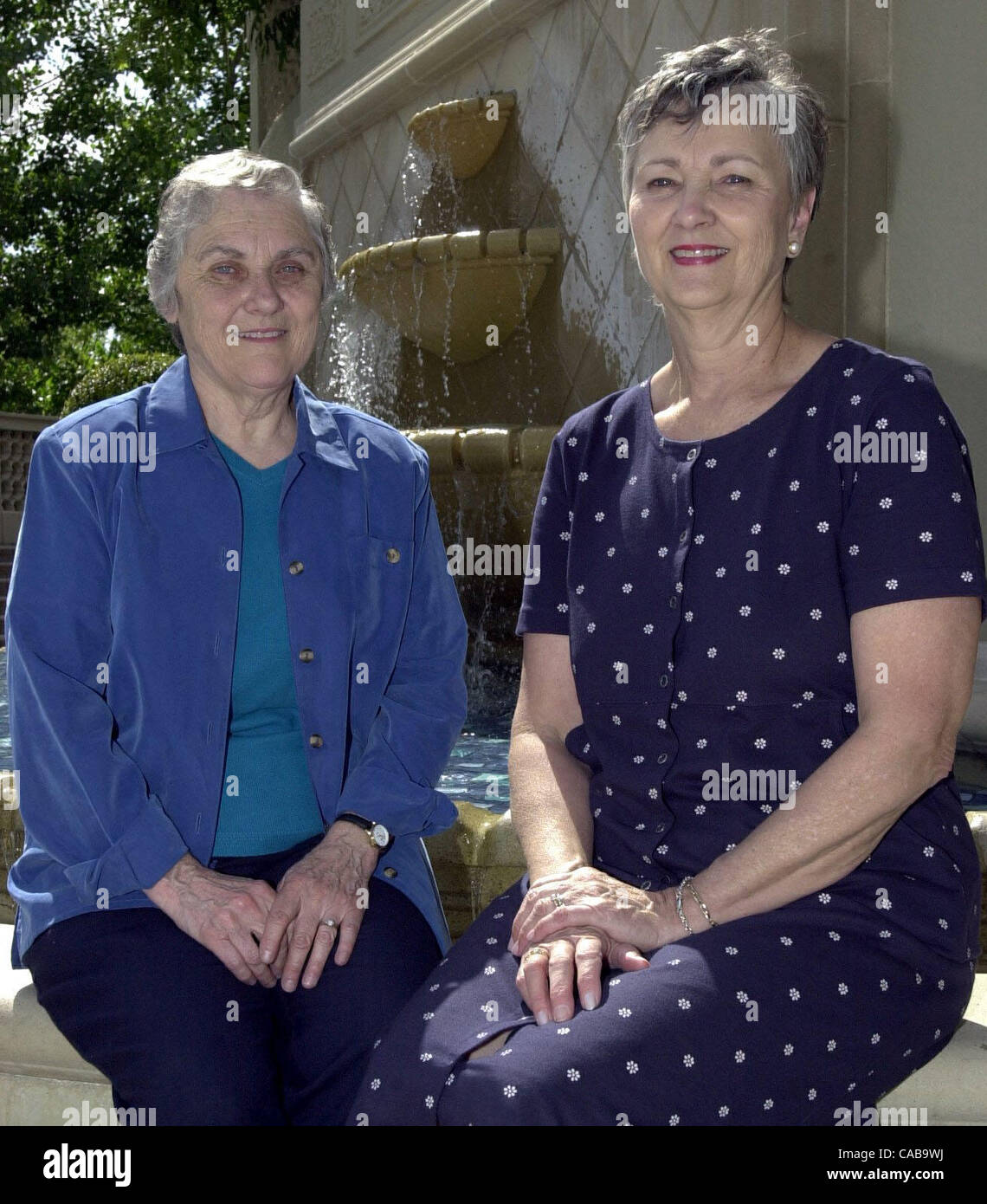 Ann Blasius, der Strand Schule verließ, und Linda Sande, Havens Schule, Recht, sind in den Ruhestand nach 40 Jahren der Lehre in der Piemont Unified School District. Foto im Piedmont Park in Piedmont, Kalifornien, auf Montag, 24. Mai 2004. (CONTRA COSTA TIMES / EDDIE LEDESMA) Stockfoto