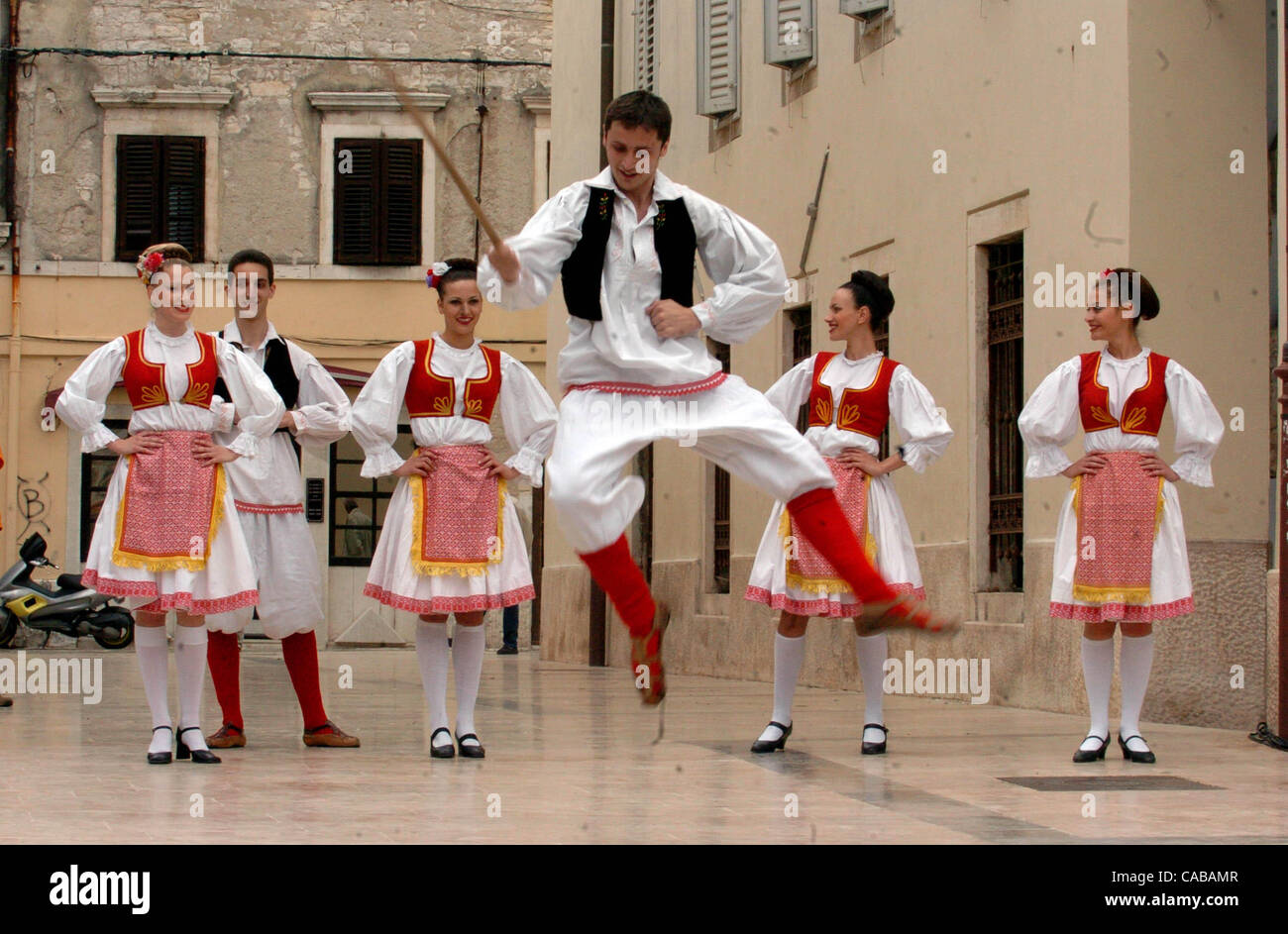 © Andrija Ilic Pula, Kroatien, Juni 2004 Folklore-Gruppe aus Belgrad (Serbien) gekleidet in einer serbischen Trachten, Durchführung von Volkstanz aus Serbien, unten Stadt Pula. Stockfoto