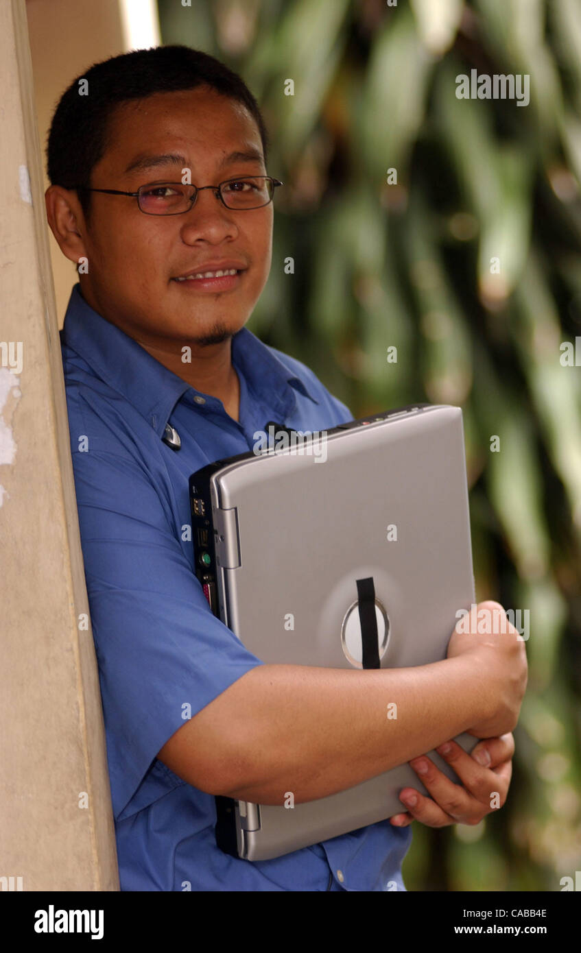 6. Juni 2004 hat JAKARTA, Indonesien Bona Simanjuntak, HIFI-Projektleiterin für die Armen, eine drahtlose Technologie entwickelt, die Stadtbewohner, Laptop oder PDA mit dem Internet verbinden und Surfen im Internet mit Breitbandgeschwindigkeit, die schneller als dritte Generati sind erlaubt Stockfoto
