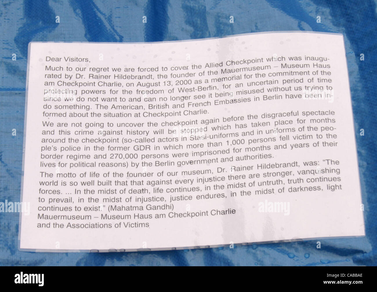 5. Juni 2004; Berlin, Deutschland; Allied Checkpoint Charlie in Berlin fällt aus Kunststoff von seinem Besitzer, der auch das Mauermuseum besitzt. Die Aktion soll verhindern, dass lokale Akteure posiert in Uniformen von der Volkspolizei der DDR, ihre Fotos zu haben Stockfoto