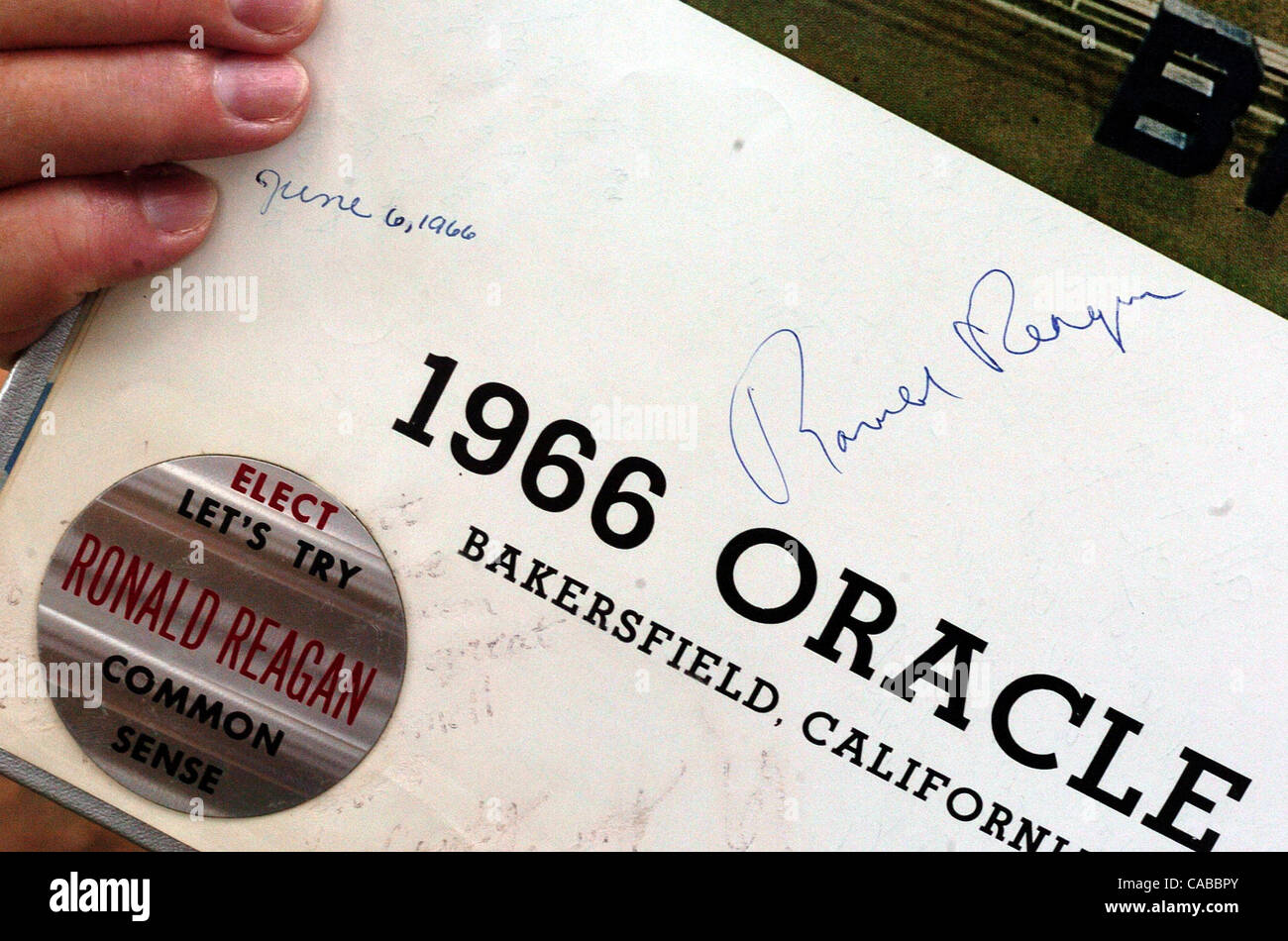 METRO - Linda Loomis hat Ronald Reagans Autogramm in ihrem 1966 Bakersfield, California High School Jahrbuch Donnerstag, 10. Juni 2004.  (Robert McLeroy/Personal) Stockfoto