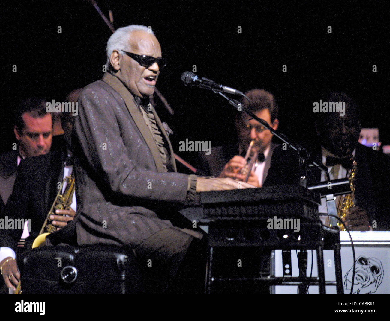 10. Juni 2004; New York, NY, USA; (Foto-Datei 09.08.2001)  Grammy gewinnen Sänger RAY CHARLES ROBINSON starb im Alter von 73 umgeben von Familie in Beverly Hills, Kalifornien am 10. Juni 2004. Die Musik-Legende gewann insgesamt 12 Grammys und Fans seit den späten 1950er Jahren geblendet hatte. Charles überwand ein, Stockfoto