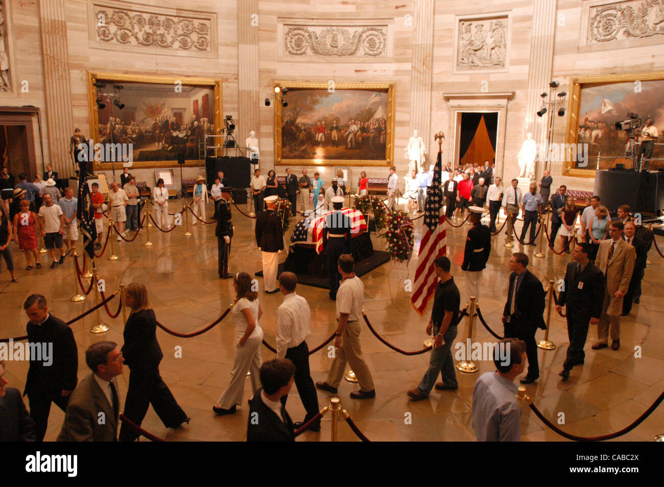 10. Juni 2004; Washington, DC, USA; Der Körper des ehemaligen Präsidenten RONALD REAGAN liegt im Bundesland unter der Rotunde des Kapitols in Washington D.C. 10. Juni 2004. Tausenden Datei im Hintergrund hinter dem Sarg, die Ehre der 40. Präsident der Vereinigten Staaten. Stockfoto