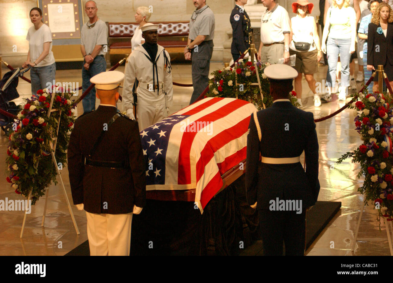 Der Körper des ehemaligen Präsidenten Ronald Reagan liegt im Bundesland unter der Rotunde des Kapitols in Washington D.C. 10. Juni 2004. Tausenden Datei im Hintergrund hinter dem Sarg, die Ehre der 40. Präsident der Vereinigten Staaten. Stockfoto