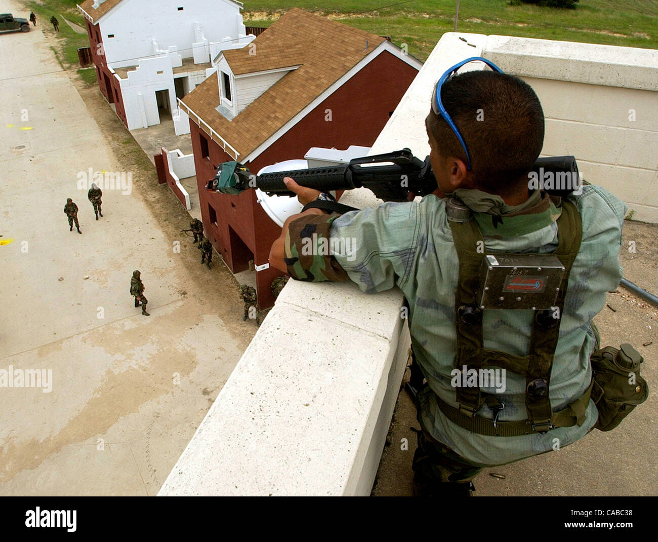 METRO---Spezialist Ben Gonzales von San Antonio spielt die Rolle Freitag, 11. Juni 2004 in Fort Hood einen feindlichen Scharfschützen beim Training Übungen für Soldaten aus der 636 militärische Intelligenz Batalion und 236 Militär Polizei Unternehmen der 36. Infanterie-Division.  (WILLIAM LUTHER/PERSONAL) Stockfoto