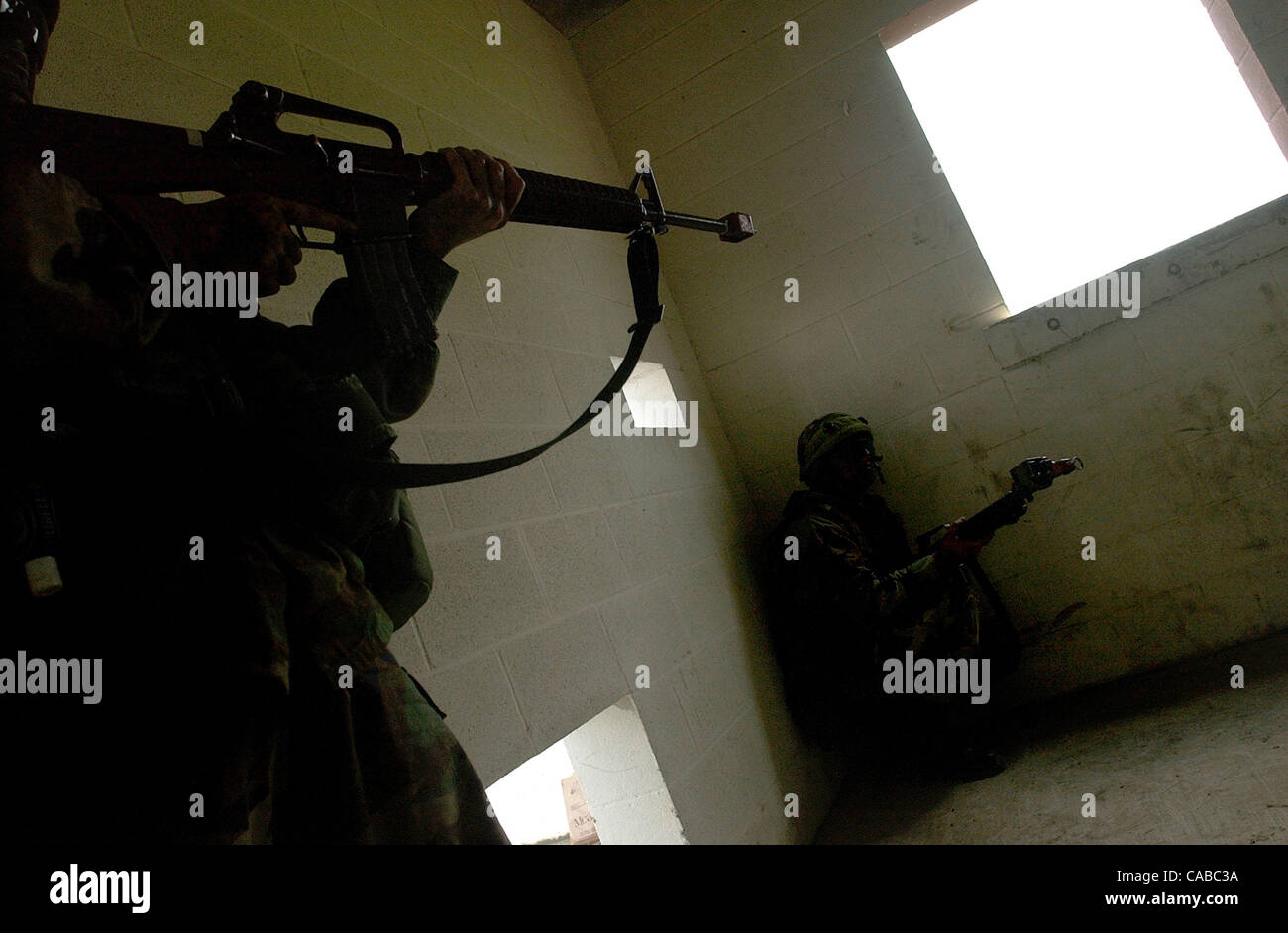 METRO---Soldaten bewachen ein Zimmer sie Freitag, 11. Juni 2004 in Fort Hood während einer Training Übungen für Soldaten aus der 636 militärische Intelligenz Batalion gesichert und 236 Militär Polizei Unternehmen der 36. Infanterie-Division.  (WILLIAM LUTHER/PERSONAL) Stockfoto