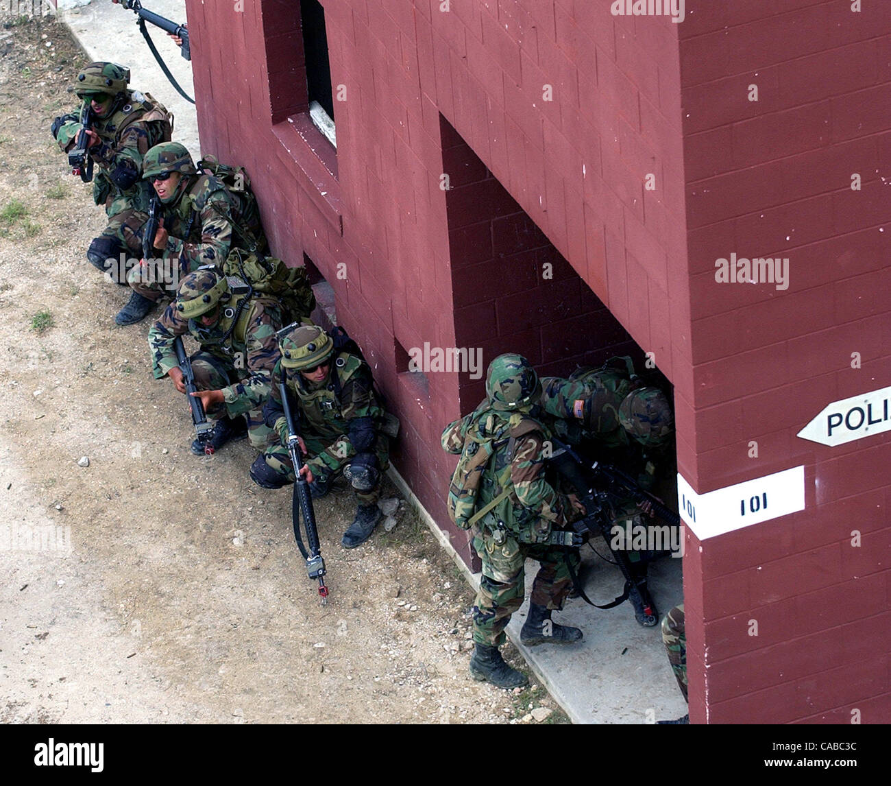 METRO---Soldaten vorbereiten ein Gebäudes Freitag, 11. Juni 2004 in Fort Hood während einer Training Übungen für Soldaten aus der 636 militärische Intelligenz Batalion eingeben und das 236 Militär Polizei Unternehmen der 36. Infanterie-Division.  (WILLIAM LUTHER/PERSONAL) Stockfoto