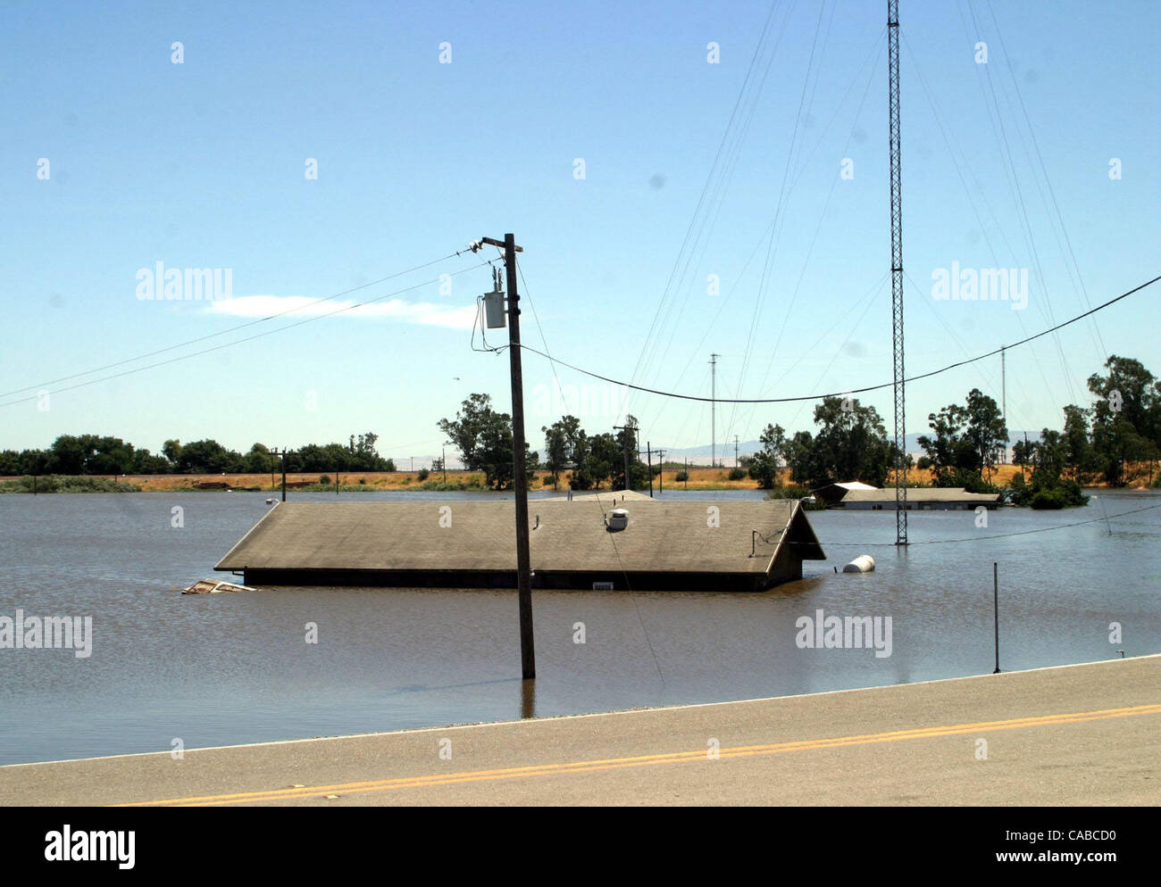 Eine Dachterrasse auf Stella Höfen zeigt über Hochwasser am unteren Jones-Darm-Trakt in San Joaquin County, Kalifornien auf Samstag, 5. Juni 2004.  (Dean Coppola/Contra Costa Times) Stockfoto