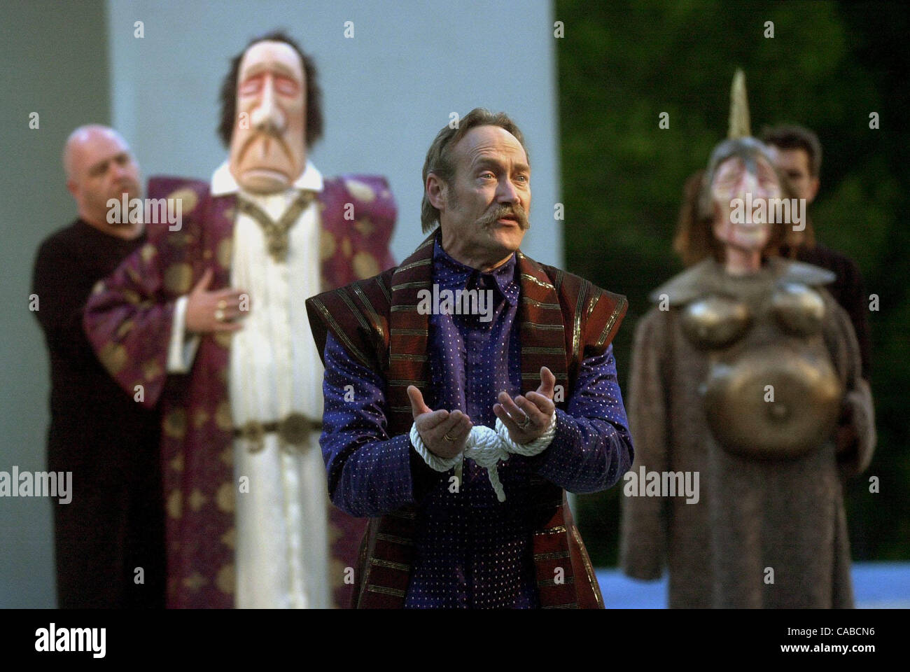 James Carpenter (Mitte) spielt "Aegeon" bei der Generalprobe der Shakespeare-Komödie der Irrungen Cal schüttelt Bruns Amphitheater in Orinda, Kalifornien auf Dienstag, 1. Juni 2004.  (Contra Costa Times / di-Nam Tonne) Stockfoto