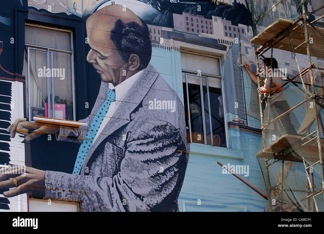 Künstlers Bill Weber, Wiederherstellung alter 54 aus Brentwood, ein Wandgemälde schuf er 1987 an der Ecke Broadway und Columbus Ave auf Freitag, 11. Juni 2004 in San Francisco, Kalifornien Auf der linken Seite ist Pianoist Teddy Wilson. (Jose Carlos Fajardo/Contra Costa Times) Stockfoto