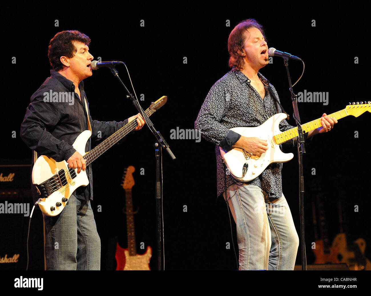 27. Juni 2010 - Raleigh, North Carolina; USA - (L-R) Sänger / Gitarrist JOE PUERTA Bass und Gitarrist DOUG JACKSON der Band AMBROSIA führt live als ihre 2010 Tour macht Halt in Progress Energy Center befindet sich in der Innenstadt von Raleigh. Copyright 2010 Jason Moore. (Kredit-Bild: © Jason Moore/Z Stockfoto