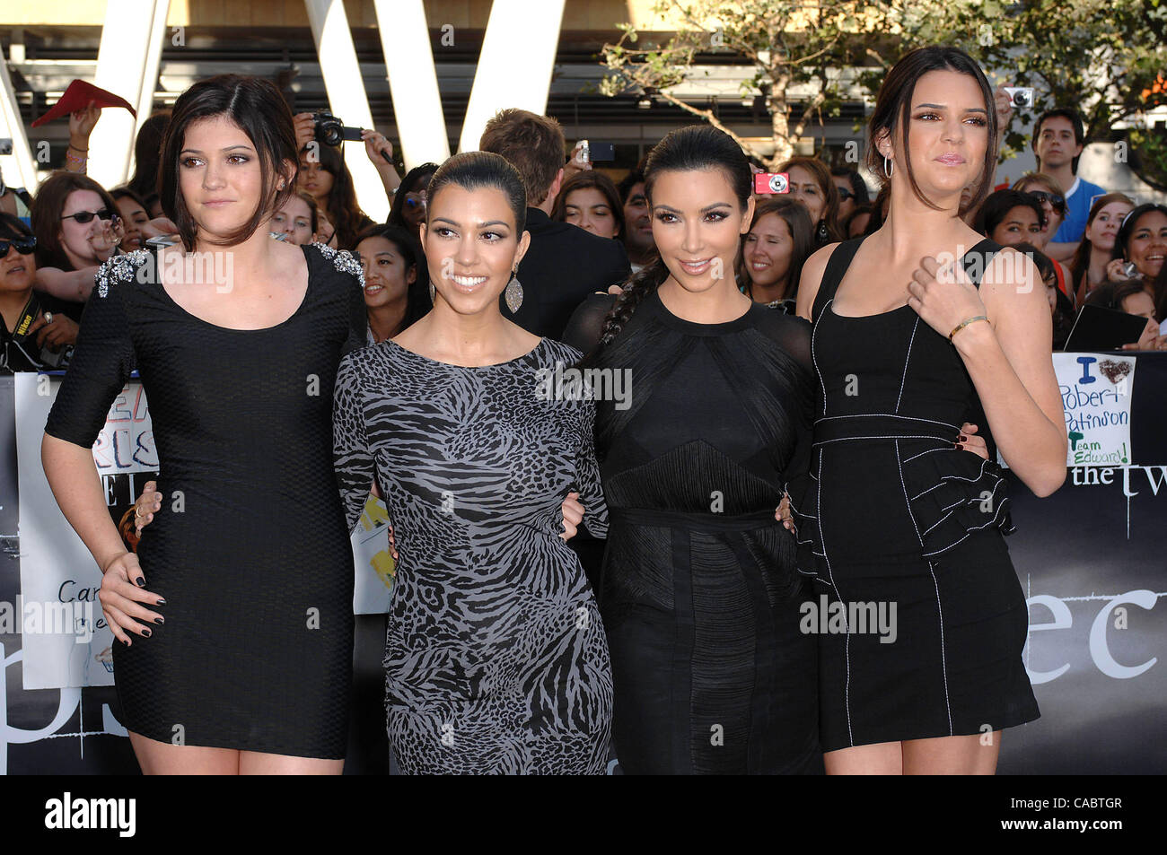 24. Juni 2010 - Hollywood, Kalifornien, USA - Kylie Jenner, Kourtney Kardashian, Kim Kardashian und Kendall Jenner während der Los Angeles Film Festival Premiere des neuen Films von Summit Entertainment, The TWILIGHT SAGA: ECLIPSE im Nokia Theater in Los Angeles Leben, am 24. Juni 2010, Los A statt Stockfoto