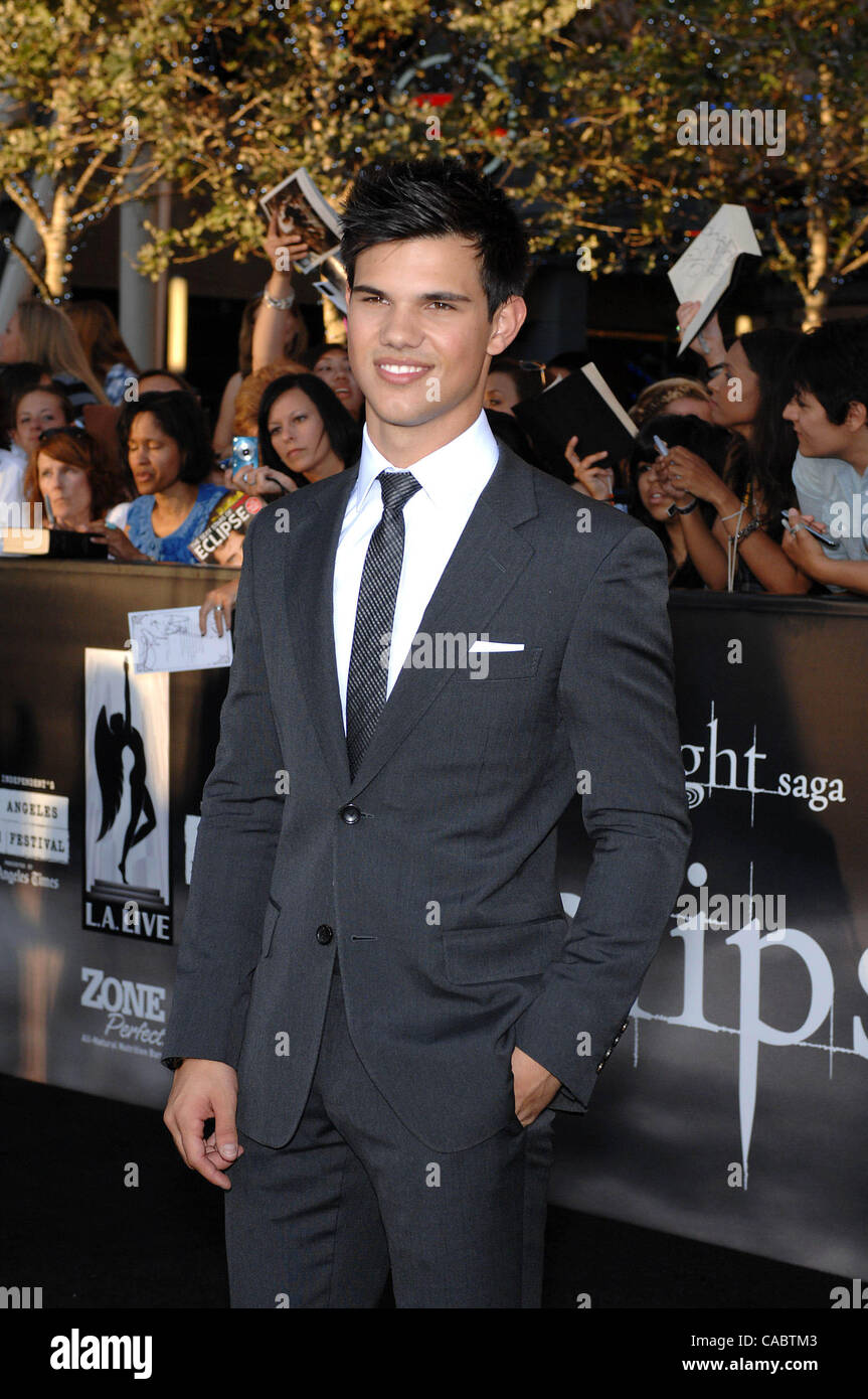 24. Juni 2010 - Hollywood, Kalifornien, USA - Taylor Lautner während der Los Angeles Film Festival premiere des neuen Films von Summit Entertainment, The TWILIGHT SAGA: ECLIPSE im Nokia Theater in Los Angeles Leben, am 24. Juni 2010, in Los Angeles, Kalifornien statt. K65566MGE. (Kredit-Bild: © Michae Stockfoto