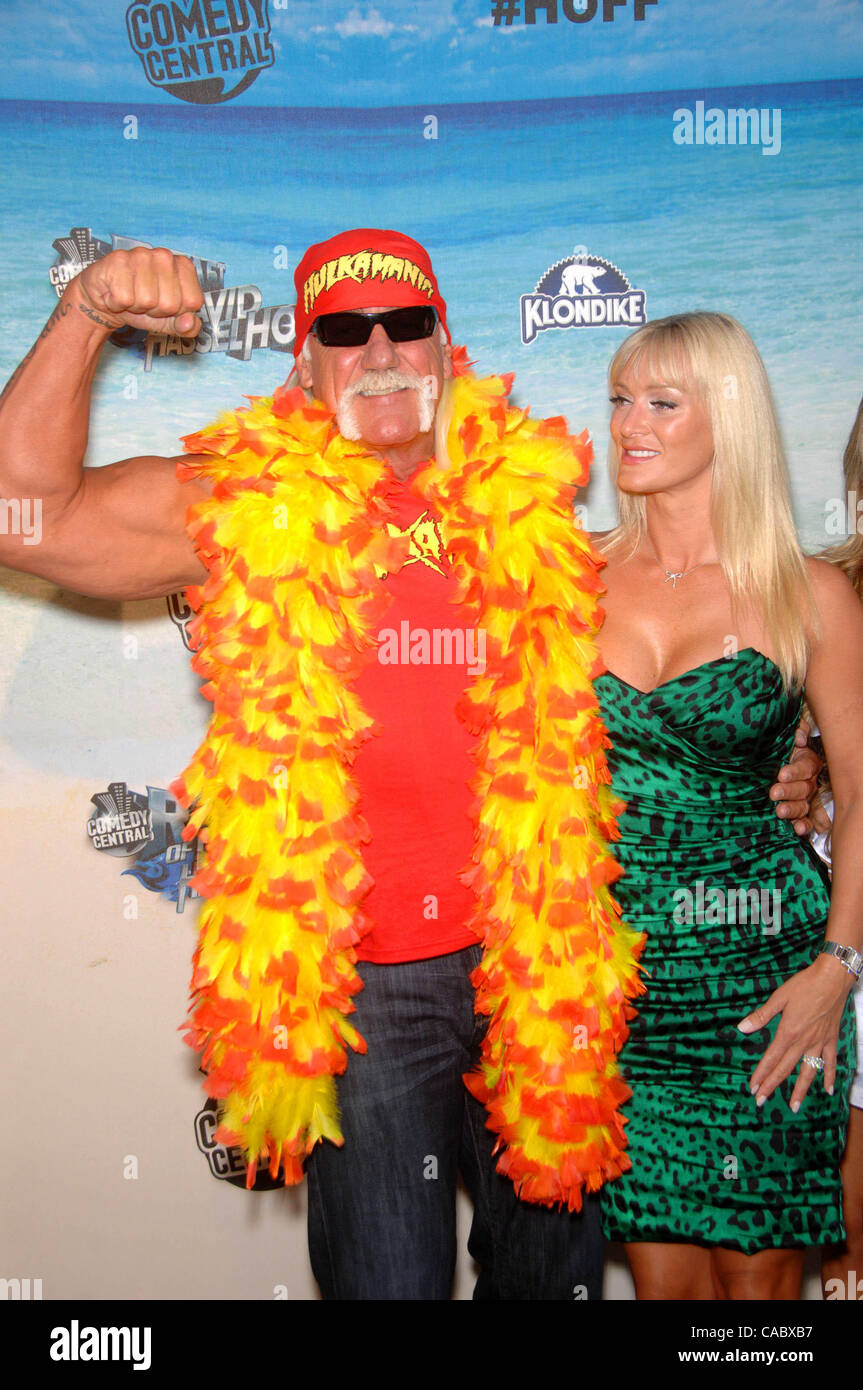 1. August 2010 - statt Hollywood, Kalifornien, USA - Hulk Hogan und Jennifer McDaniel während der Comedy Central Roast von David Hasselhoff, bei Sony Picture Studios am 1. August 2010, in Culver City, Kalifornien... 2010.K65430MGE (Kredit-Bild: © Michael Germana/Globe Photos/ZUMApress.com) Stockfoto