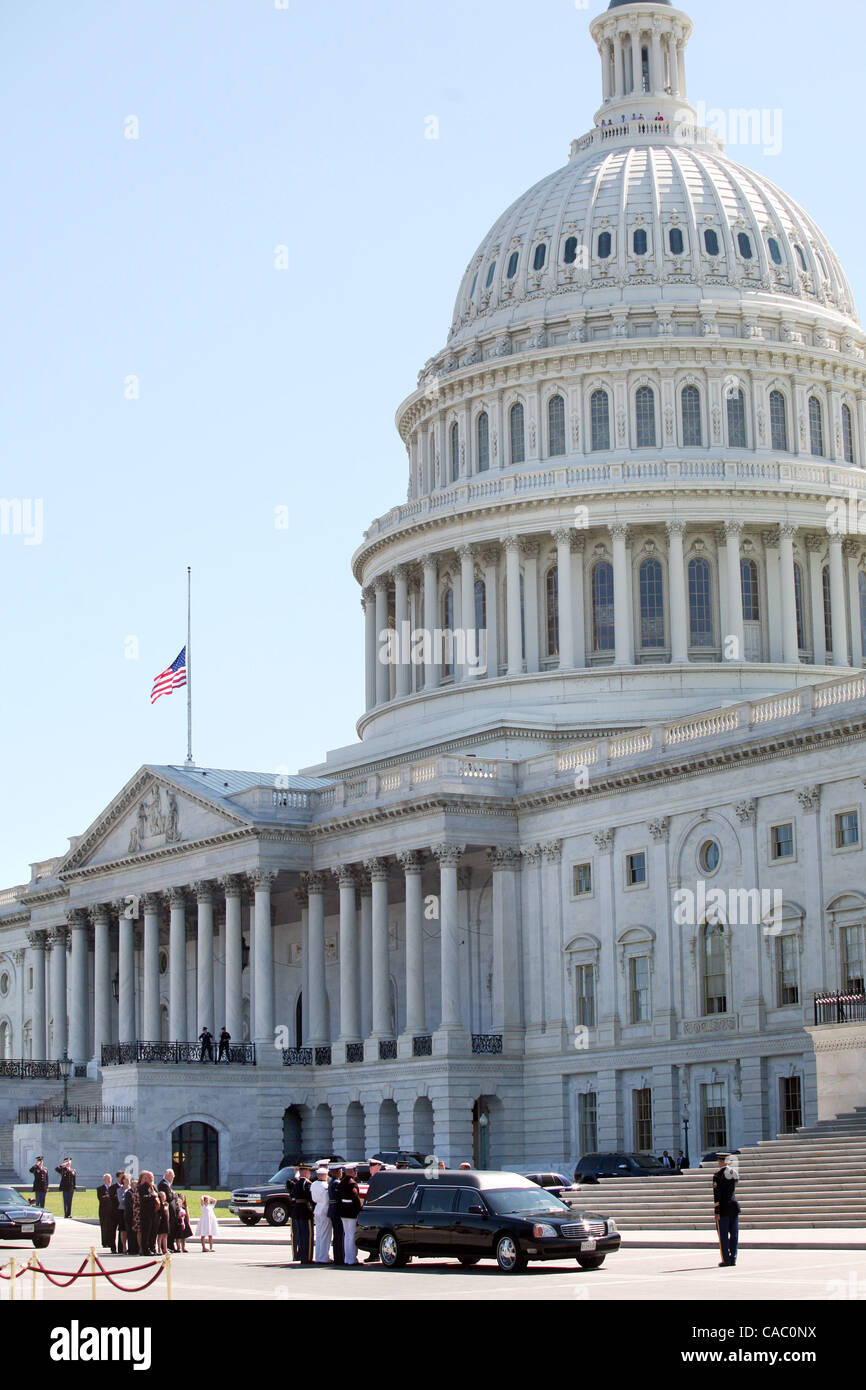 Eine militärische Ehrenwache trägt Robert Byrd (D, West Virginia) Sarg auf der Capitol-Treppe, wo er in Ruhe für sechs Stunden lag, so dass Mitglieder des Kongresses und der Öffentlichkeit ihre Aufwartung auf 1. Juli 2010 in Washington, D.C. Hinweis-Familie in der linken unteren Ecke unter Flagge auf Halbmast. Er ist th Stockfoto