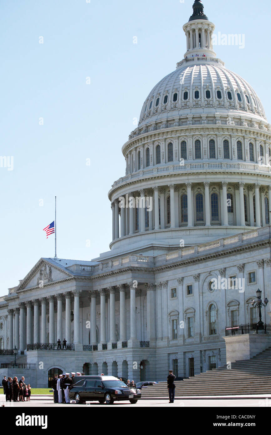 Eine militärische Ehrenwache trägt Robert Byrd (D, West Virginia) Sarg auf der Capitol-Treppe, wo er in Ruhe für sechs Stunden lag, so dass Mitglieder des Kongresses und der Öffentlichkeit ihre Aufwartung auf 1. Juli 2010 in Washington, D.C. Hinweis-Familie in der linken unteren Ecke unter Flagge auf Halbmast. Er ist th Stockfoto