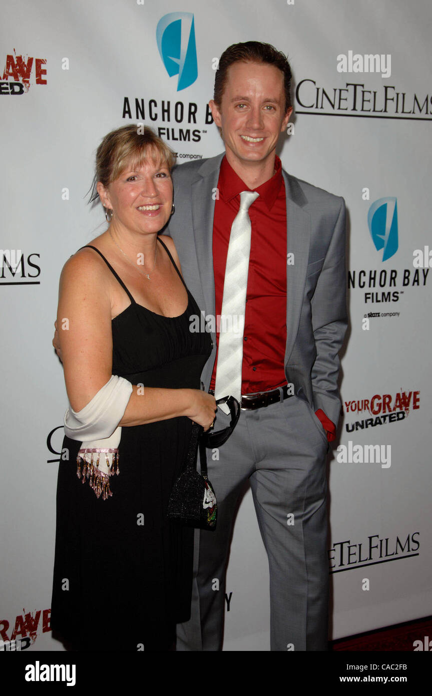 29. September 2010 - spucken Los Angeles, Kalifornien, USA - CHAD LINDBERG, Mutter, die Teilnahme an der Los Angeles Premiere von ich auf Ihrem Grab Held der Mann 6 Theatre In Hollywood, Kalifornien am 29. September 2010. 2010.K66030LONG (Kredit-Bild: © D. Long/Globe Photos/ZUMApress.com) Stockfoto