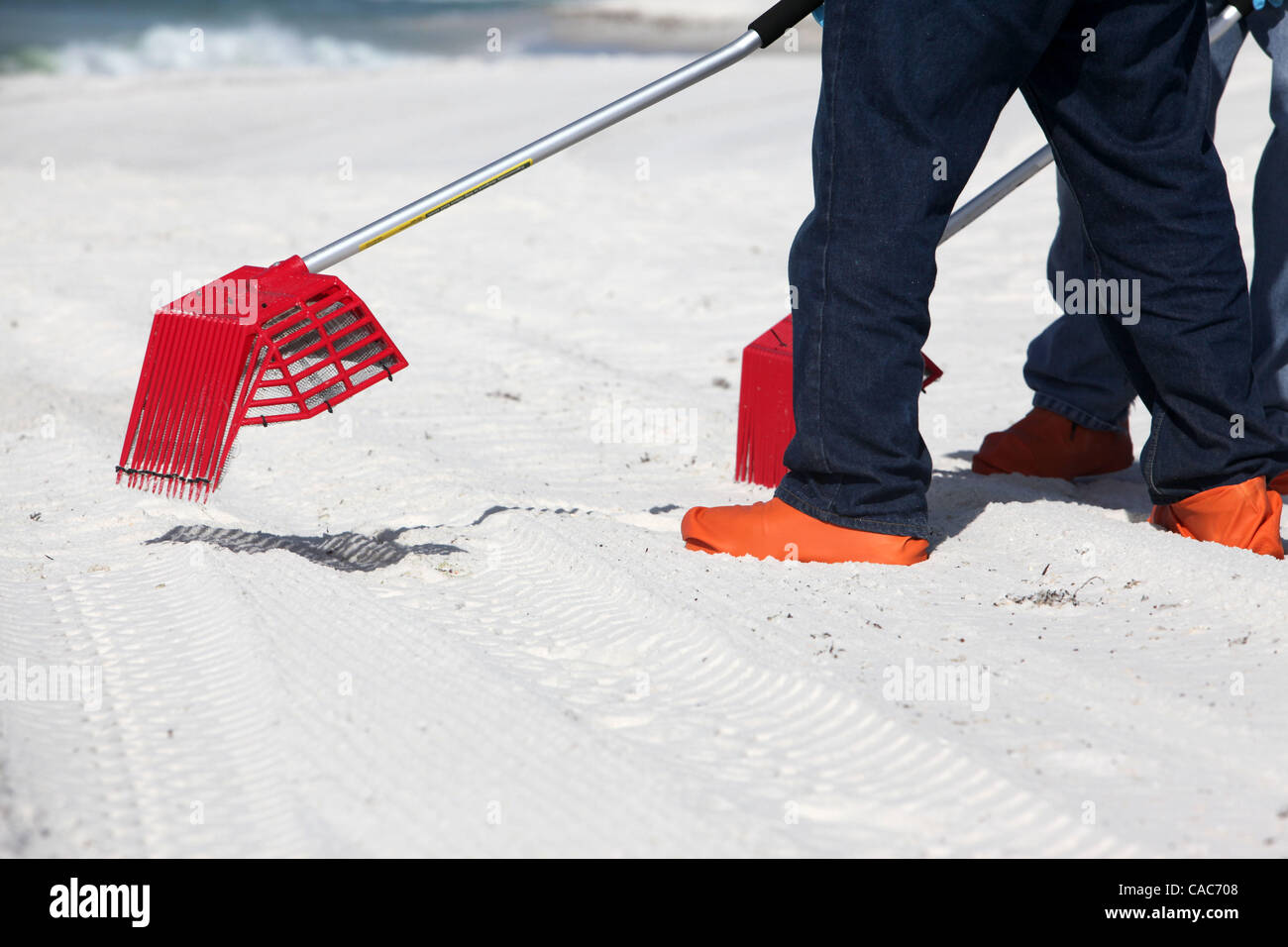 28. Juli 2010 hit - Pensacola, Florida, USA - Oil Spill Cleanup Besatzungen den weißen Sand von Pensacola Beach am Mittwochmorgen Rechen im Sand und Sichtung für Tar Balls. Wellen von klebrigen Teer Blobs wurden an Land zunehmend auf dem weißen Sand von der Florida Panhandle letzte Woche als Slicks her waschen Stockfoto