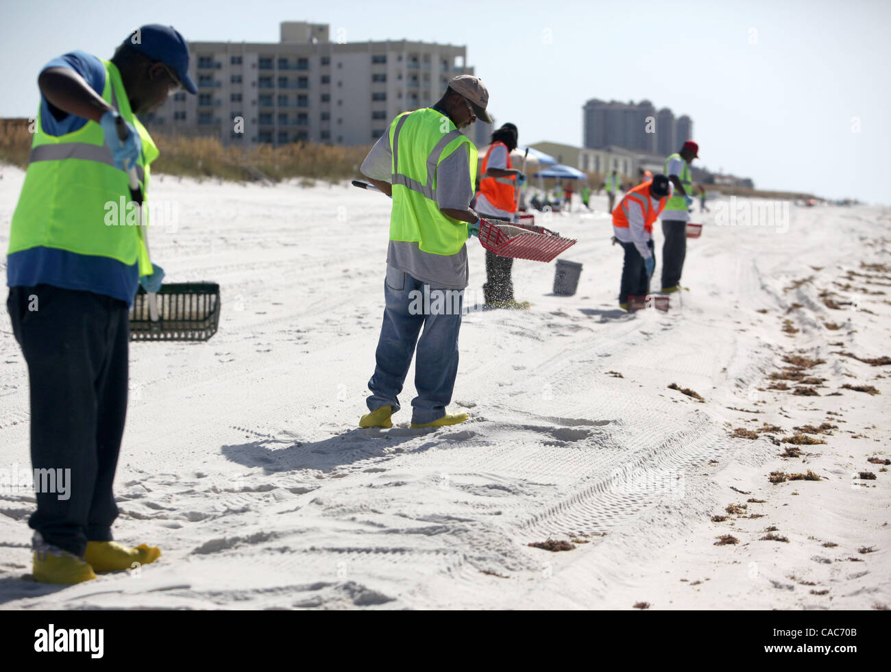 28. Juli 2010 hit - Pensacola, Florida, USA - Oil Spill Cleanup Besatzungen den weißen Sand von Pensacola Beach am Mittwochmorgen Rechen im Sand und Sichtung für Tar Balls. Wellen von klebrigen Teer Blobs wurden an Land zunehmend auf dem weißen Sand von der Florida Panhandle letzte Woche als Slicks her waschen Stockfoto