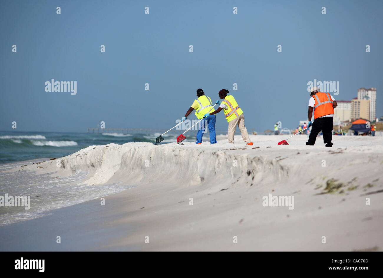 28. Juli 2010 hit - Pensacola, Florida, USA - Oil Spill Cleanup Besatzungen den weißen Sand von Pensacola Beach am Mittwochmorgen Rechen im Sand und Sichtung für Tar Balls. Wellen von klebrigen Teer Blobs wurden an Land zunehmend auf dem weißen Sand von der Florida Panhandle letzte Woche als Slicks her waschen Stockfoto