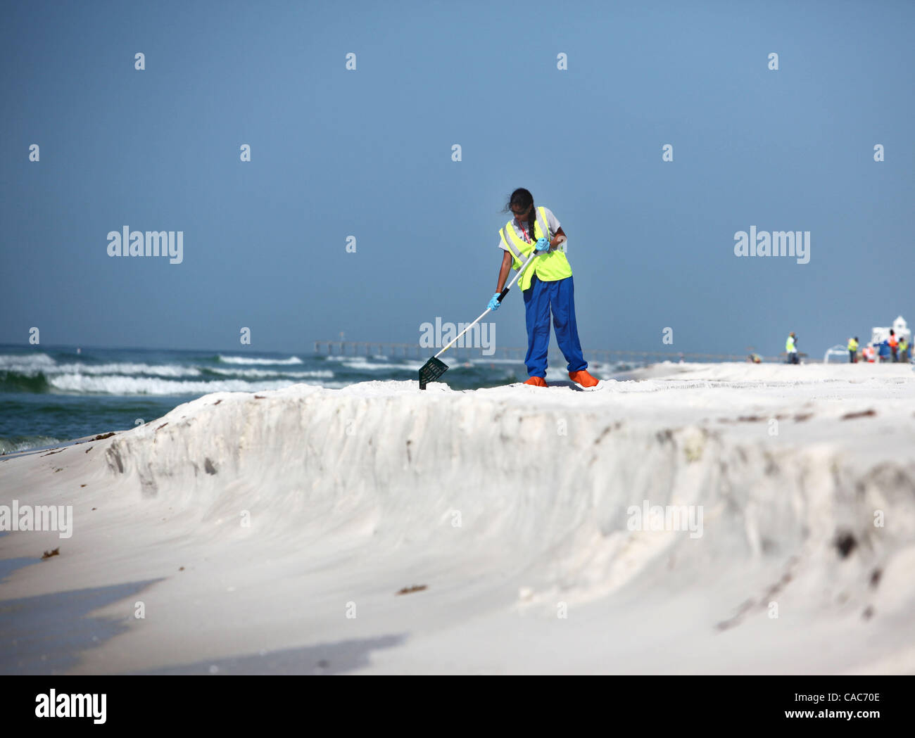 28. Juli 2010 hit - Pensacola, Florida, USA - Oil Spill Cleanup Besatzungen den weißen Sand von Pensacola Beach am Mittwochmorgen Rechen im Sand und Sichtung für Tar Balls. Wellen von klebrigen Teer Blobs wurden an Land zunehmend auf dem weißen Sand von der Florida Panhandle letzte Woche als Slicks her waschen Stockfoto