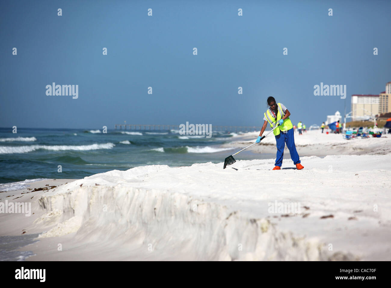 28. Juli 2010 hit - Pensacola, Florida, USA - Oil Spill Cleanup Besatzungen den weißen Sand von Pensacola Beach am Mittwochmorgen Rechen im Sand und Sichtung für Tar Balls. Wellen von klebrigen Teer Blobs wurden an Land zunehmend auf dem weißen Sand von der Florida Panhandle letzte Woche als Slicks her waschen Stockfoto