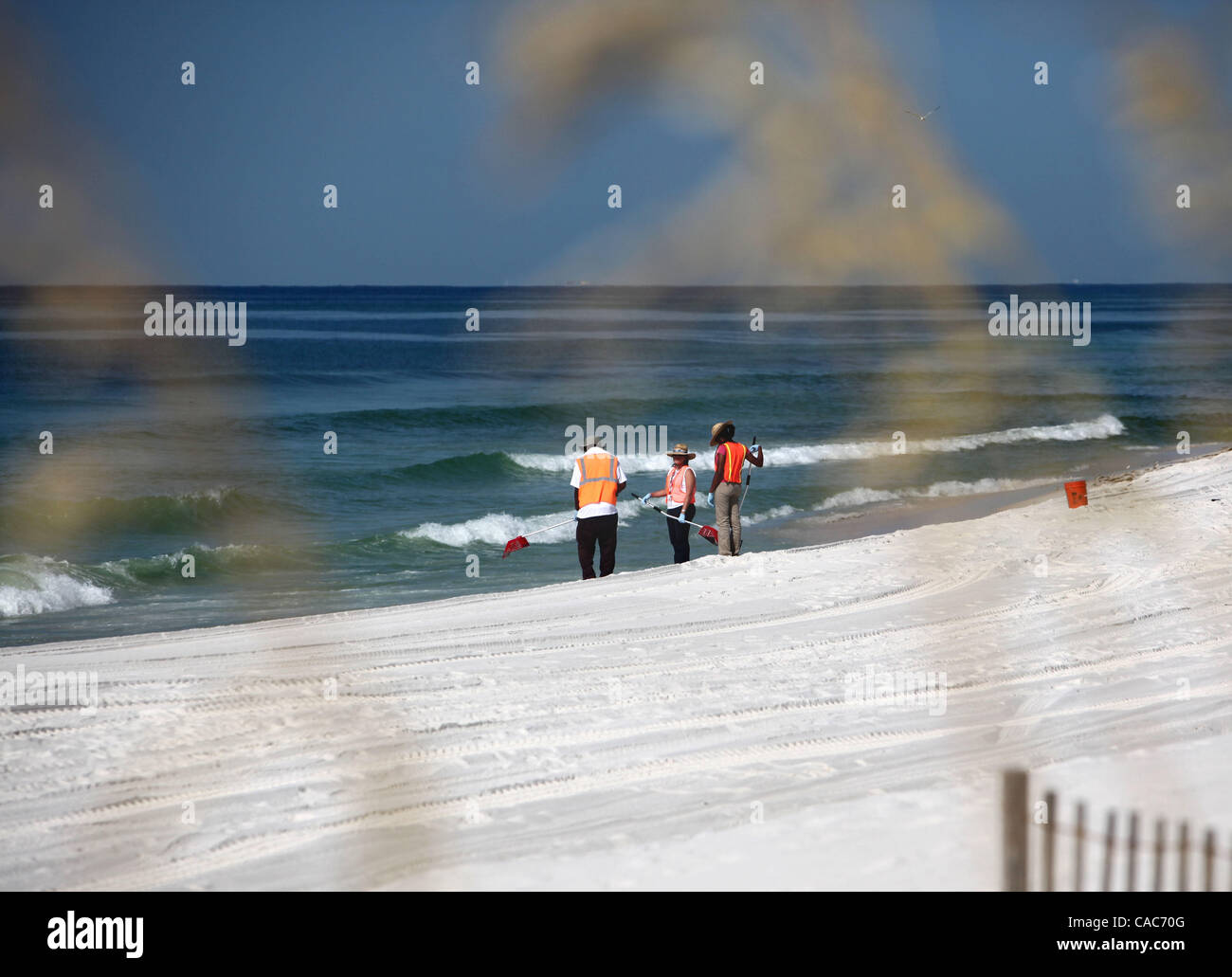 28. Juli 2010 hit - Pensacola, Florida, USA - Oil Spill Cleanup Besatzungen den weißen Sand von Pensacola Beach am Mittwochmorgen Rechen im Sand und Sichtung für Tar Balls. Wellen von klebrigen Teer Blobs wurden an Land zunehmend auf dem weißen Sand von der Florida Panhandle letzte Woche als Slicks her waschen Stockfoto