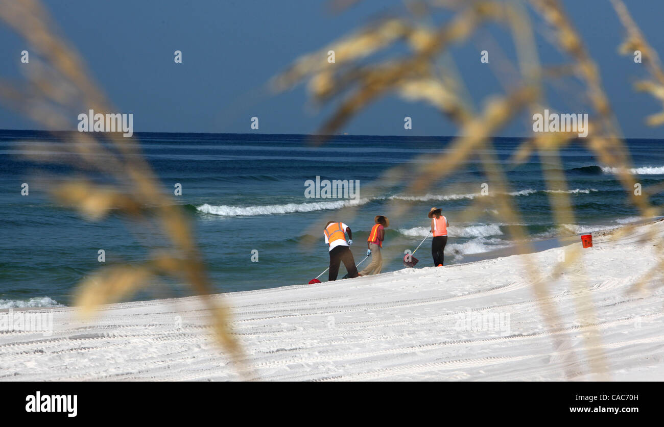 28. Juli 2010 hit - Pensacola, Florida, USA - Oil Spill Cleanup Besatzungen den weißen Sand von Pensacola Beach am Mittwochmorgen Rechen im Sand und Sichtung für Tar Balls. Wellen von klebrigen Teer Blobs wurden an Land zunehmend auf dem weißen Sand von der Florida Panhandle letzte Woche als Slicks her waschen Stockfoto