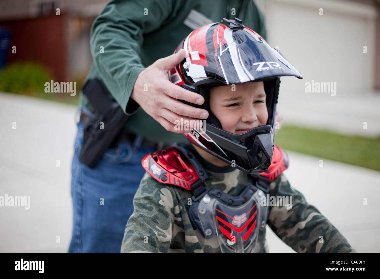 Gewehr auf einem motorrad -Fotos und -Bildmaterial in hoher Auflösung –  Alamy