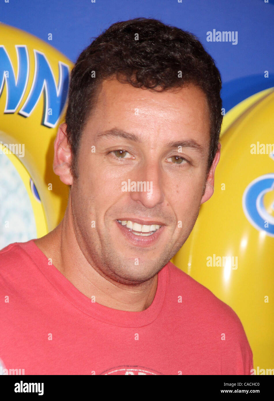 23. Juni 2010 - New York, New York, US - Schauspieler ADAM SANDLER besucht die New Yorker Premiere von "Grown Ups" im Ziegfeld Theater statt. (Bild Kredit: Nancy Kaszerman/ZUMApress.com ©) Stockfoto
