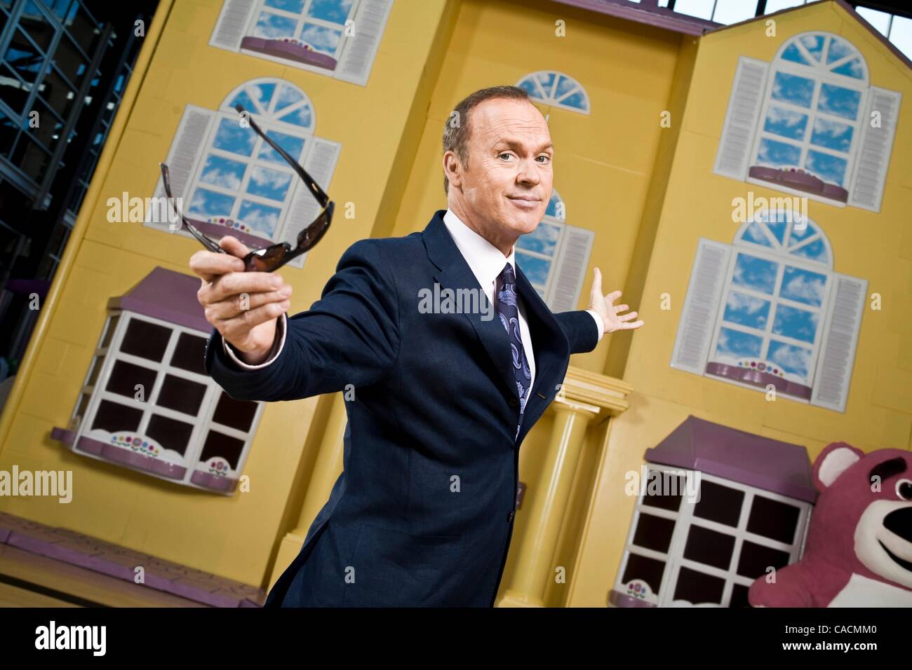 5. Juni 2010 - Emeryville, Kalifornien, US - Schauspieler MICHAEL KEATON vor ein Leben Größe Puppenhaus in den Pixar-Studios in Emeryville, Kalifornien während einer Presse Festmahl für "Toy Story 3" fotografiert. Keaton bietet die Stimme des Zeichens "Ken" in dem neuen Film. (Kredit-Bild: © Martin Klimek/ZUMApress Stockfoto