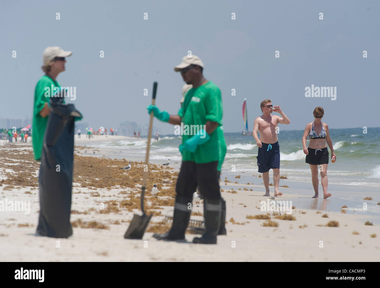 9. Juni 2010 reinigt - Gulf Shores, Alabama, Vereinigte Staaten - A Crew Teer Kugeln aus dem Deepwater Horizon Öl am Strand am Gulf Shores State Park zu verschütten. Öl aus der Deepwater Horizon Oil Spill weiterhin eine Küste entlang des Golfs von Mexiko bis hin nach Florida zu waschen.  Am Strand bleibt offen, aber Tausende von Stockfoto