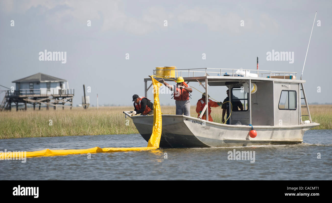 11. Juni 2010 - Cocodrie, Louisiana, USA - Crews legen Boom in den Sümpfen in der Nähe von Cocodrie, die fragile Marsh Ländereien aus der Deepwater Horizon Oil Spill zu schützen. (Bild Kredit: Robin Loznak/ZUMApress.com ©) Stockfoto