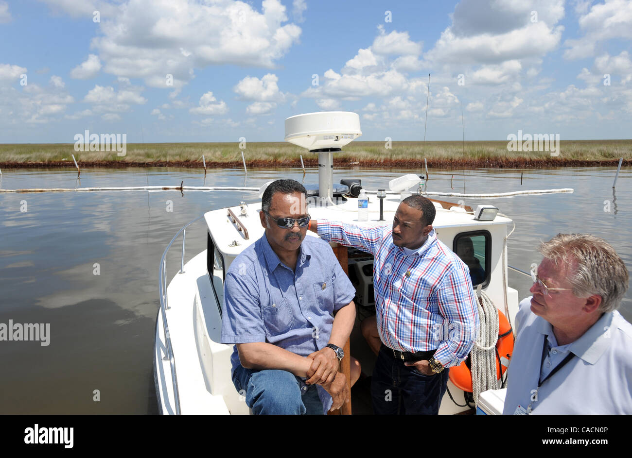 17. Juni 2010 - Anschluss schwefelreichen, LOUISIANA, USA - Zivilrechte Führer Reverend Jesse Jackson (L), Bishop T. Lane Grant (C) und Plaquemines Parish offizielle Benny Puckett Tour durch Bereiche der Barataria Bay durch die BP Golf von Mexiko Ölpest im Anschluss schwefelreichen, Louisiana, USA 17. Juni 2010 beschädigt. Die Öl-s Stockfoto